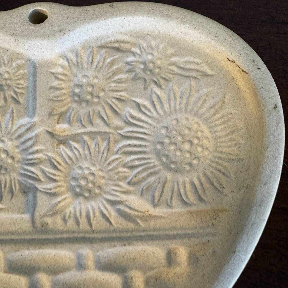 VTG 1994 Pampered Chef 6" Stoneware Sunflower Basket Heart Cookie Mold Made USA - Picture 3 of 8